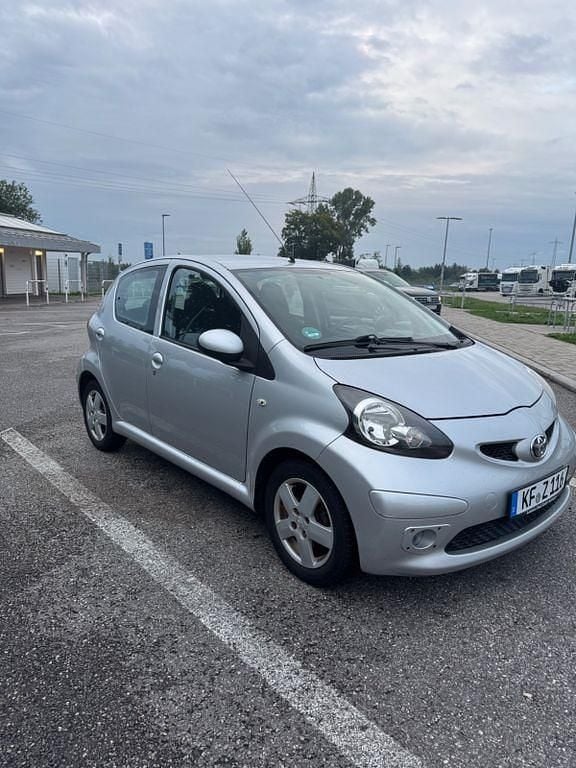 Grau Gebraucht 2008 Toyota Aygo Club Kleinwagen | 5.400 € (Etwas zu teuer) - Bild 1/4