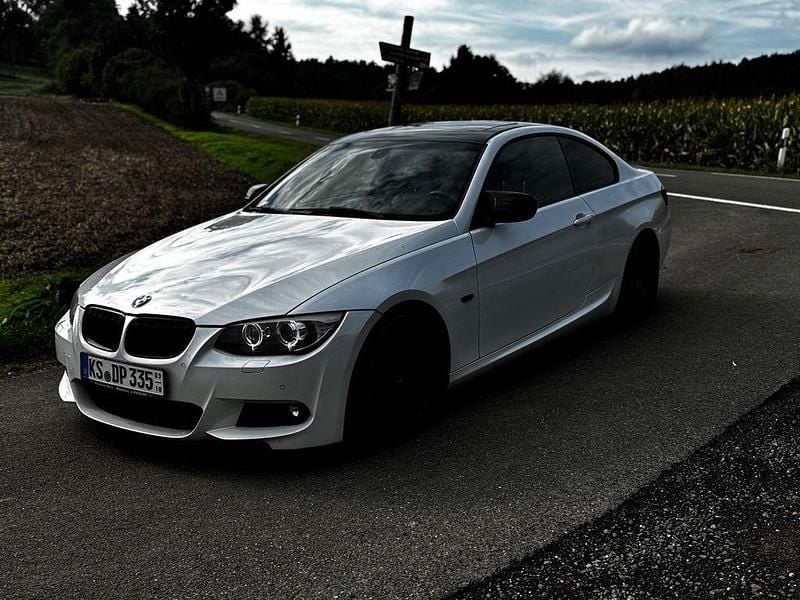 Weiß Gebraucht 2011 BMW 335 M Performance Coupé | 19.900 € (Fairer Preis) - Bild 1/4