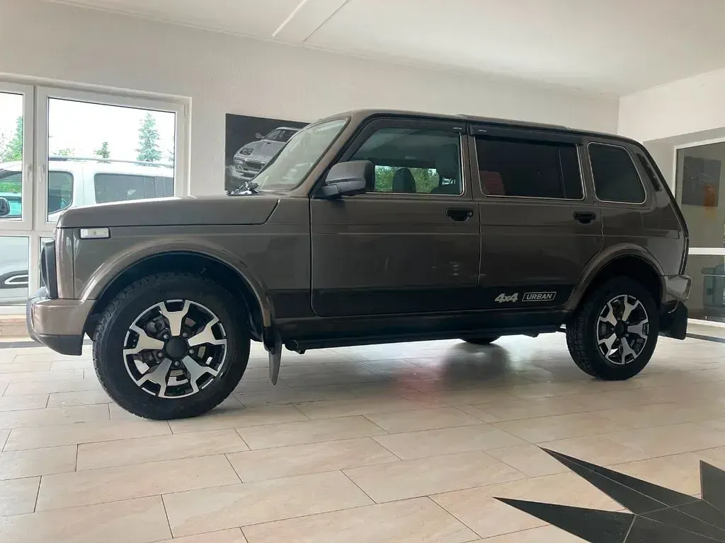 Gebraucht Lada Urban 83 PS (61 kW) 2022 Braun SUV