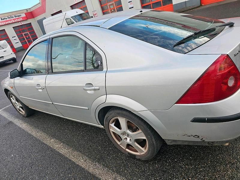 Gebraucht Ford Mondeo 125 PS (91 kW) 2002 Silber Limousine