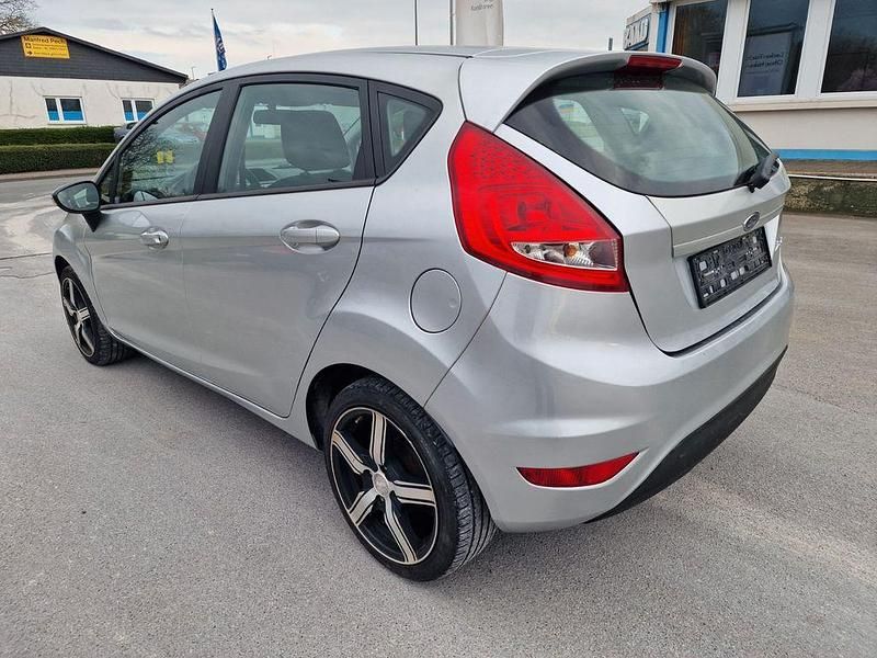 Gebraucht Ford Fiesta 82 PS (60 kW) 2010 Silber Kleinwagen