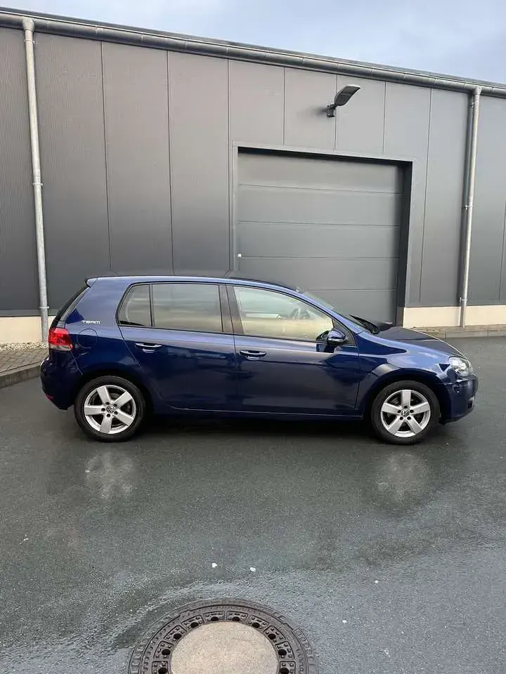 Gebraucht VW Golf VI Team 105 PS (77 kW) 2010 Blau Kleinwagen