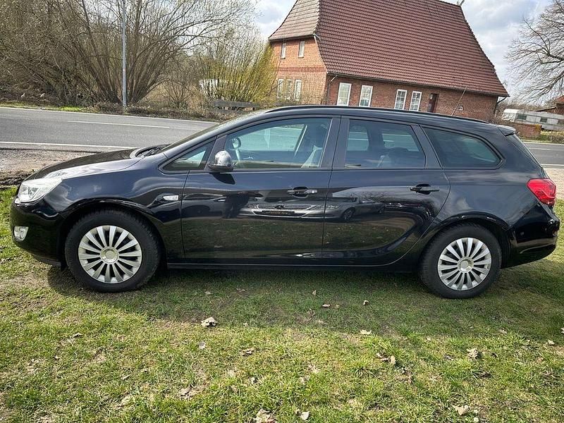 Gebraucht Opel Astra Design Edition 116 PS (85 kW) 2011 Schwarz Kombi