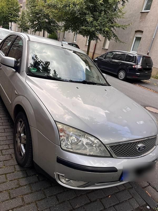 Grau Gebraucht 2004 Ford Mondeo Ghia Limousine | 2.490 € - Bild 1/4