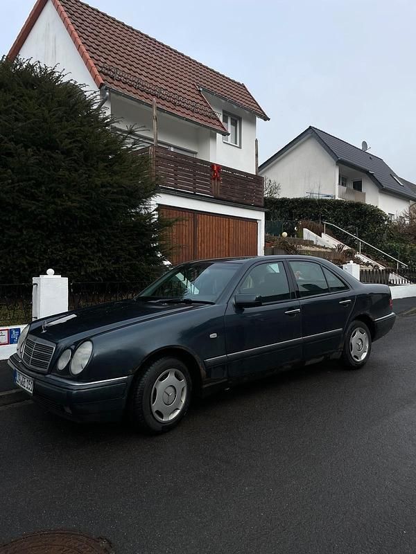 Gebraucht Mercedes E200 136 PS (100 kW) 1998 Blau Limousine