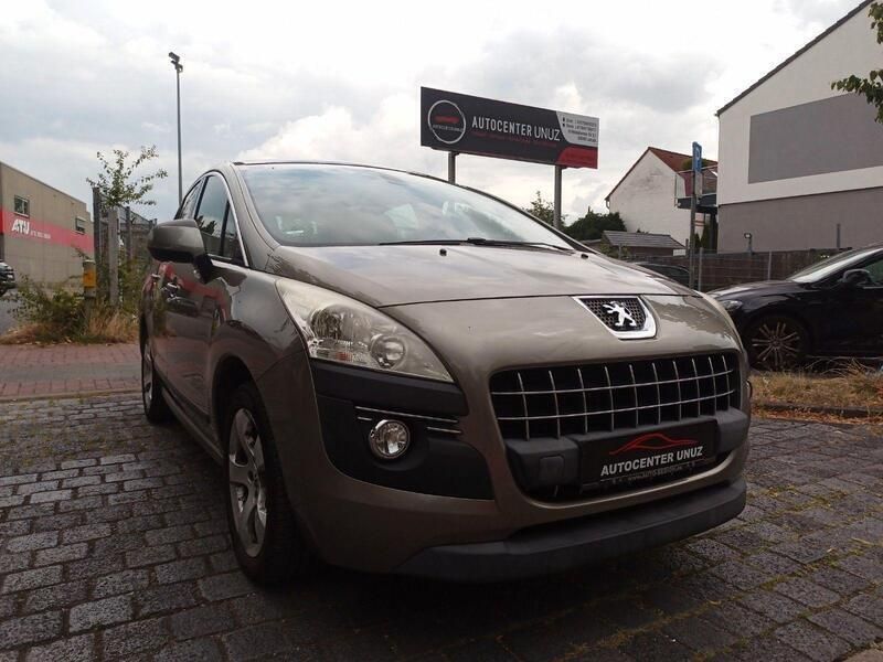 Grau Gebraucht 2011 Peugeot 3008 Premium Van / Kleinbus | 6.799 € (Etwas zu teuer) - Bild 1/4