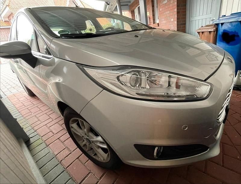 Gebraucht Ford Fiesta Titanium 101 PS (74 kW) 2015 Silber Limousine
