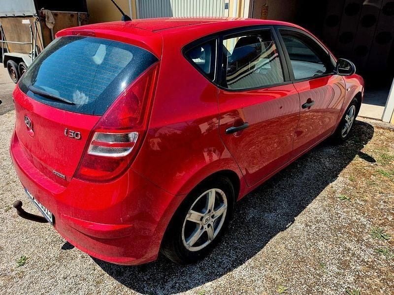Rot Gebraucht 2009 Hyundai i30 Classic Limousine | 2.350 € (Guter Preis) - Bild 1/4