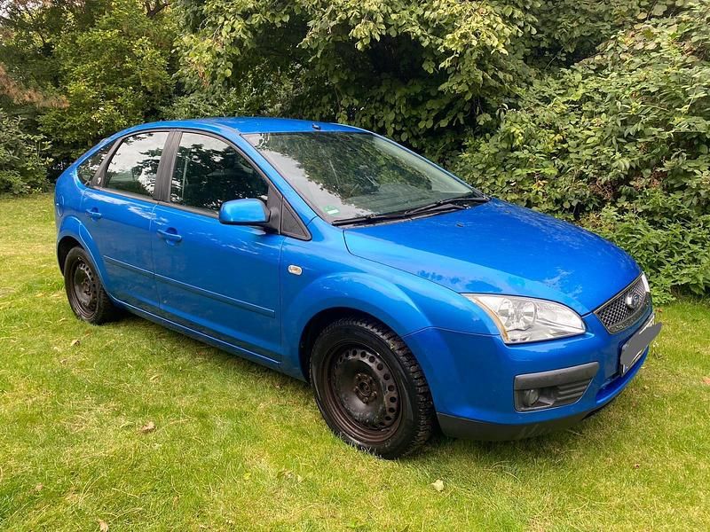 Blau Gebraucht 2005 Ford Focus Limousine | 1.549 € (Superpreis) - Bild 1/4