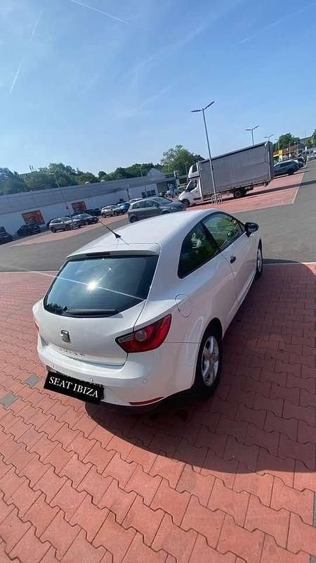 Weiß Gebraucht 2011 Seat Ibiza Kleinwagen | 3.499 € (Fairer Preis) - Bild 1/4