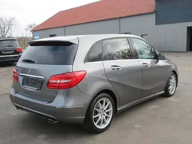 Gebraucht Mercedes B180 Sport 122 PS (89 kW) 2012 Grau Kleinwagen