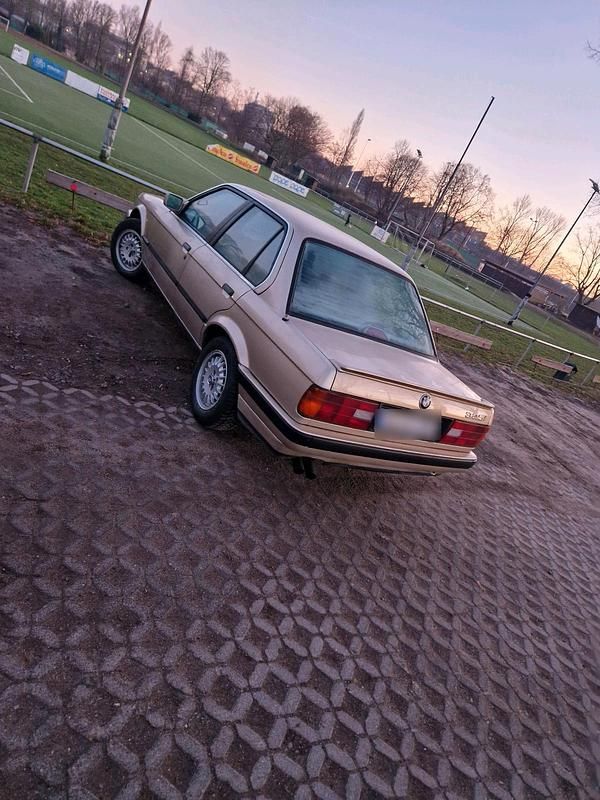 Gebraucht BMW 325 170 PS (125 kW) 1990 Gold Limousine