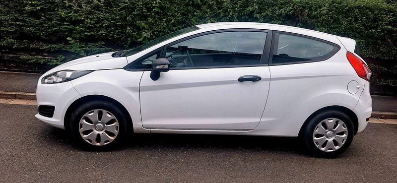Weiß Gebraucht 2013 Ford Fiesta Trend Kleinwagen | 3.300 € (Guter Preis) - Bild 1/4