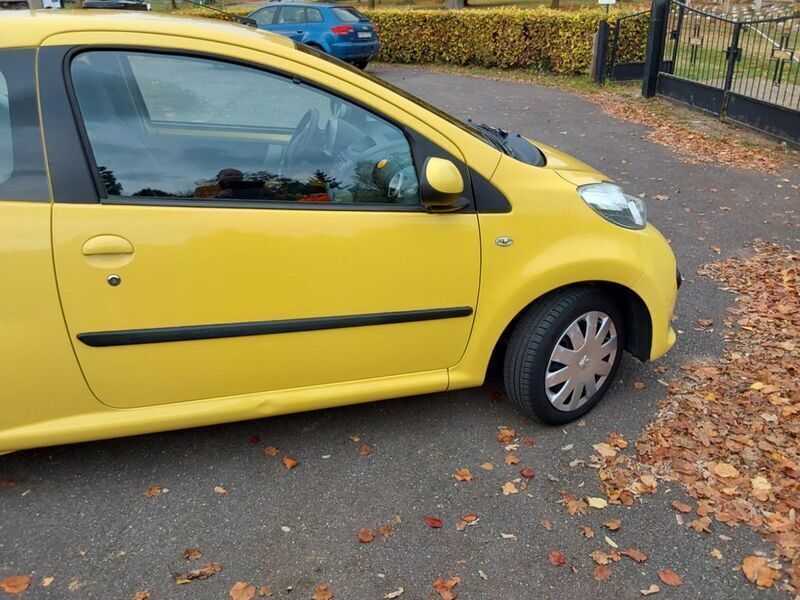 Gelb Gebraucht 2009 Peugeot 107 Filou Kleinwagen | 2.500 € (Guter Preis) - Bild 1/4
