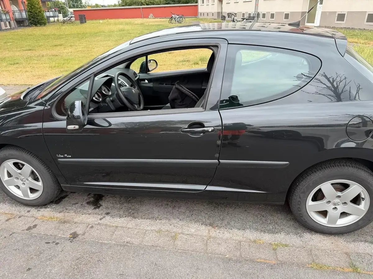 Gebraucht Peugeot 207 73 PS (53 kW) 2008 Schwarz Kleinwagen