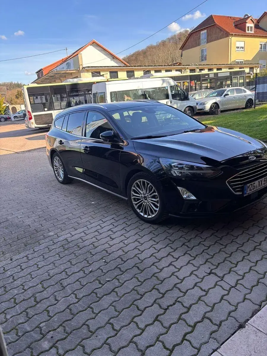 Gebraucht Ford Focus Titanium 120 PS (88 kW) 2019 Schwarz Kombi