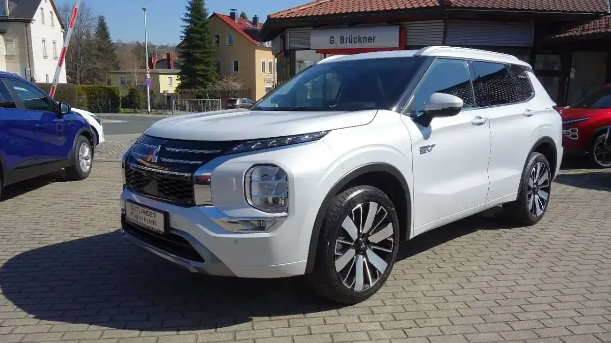 Neu Mitsubishi Outlander P-HEV Select 306 PS (225 kW) 2026 Andenweiß SUV