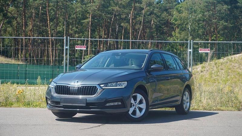 Grau Gebraucht 2021 Skoda Octavia Ambition Limousine | 17.900 € (Superpreis) - Bild 1/4