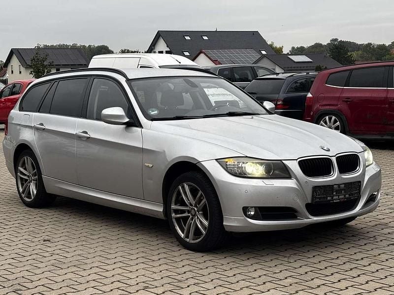 Titansilber Gebraucht 2011 BMW 318 Kombi | 2.990 € (Superpreis) - Bild 1/4
