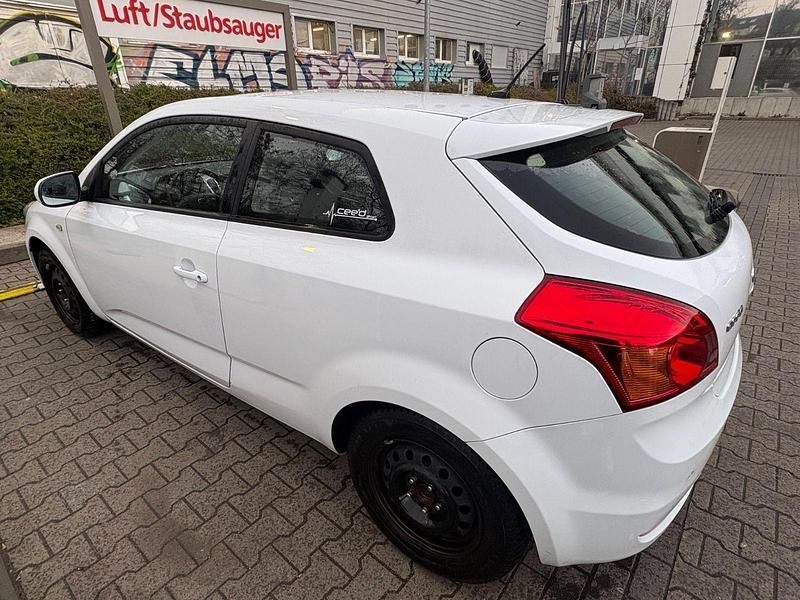 Gebraucht Kia ProCeed Edition 7 90 PS (66 kW) 2011 Weiß Kleinwagen