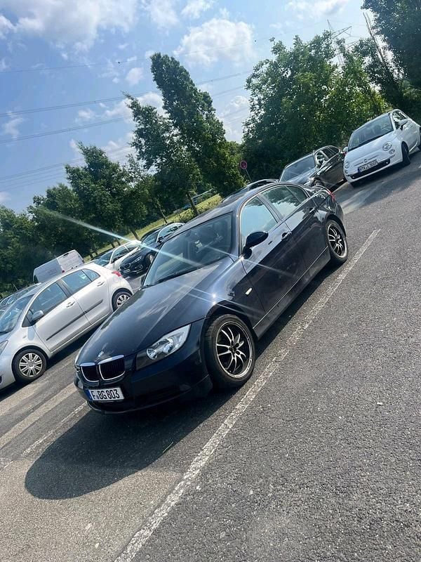 Schwarz Gebraucht 2006 BMW 318 Limousine | 2.400 € (Superpreis) - Bild 1/4