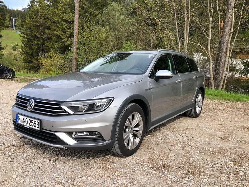 Silber Gebraucht 2017 VW Passat Alltrack Kombi | 16.799 € (Fairer Preis) - Bild 1/4