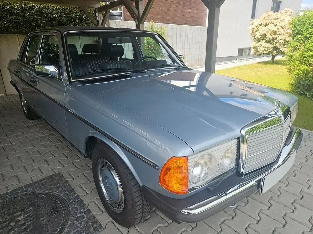 Gebraucht Mercedes E230 136 PS (100 kW) 1981 Blau Limousine