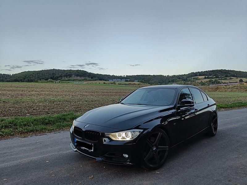 Schwarz Gebraucht 2012 BMW 328 Comfort Edition Limousine | 18.500 € (Teuer) - Bild 1/4