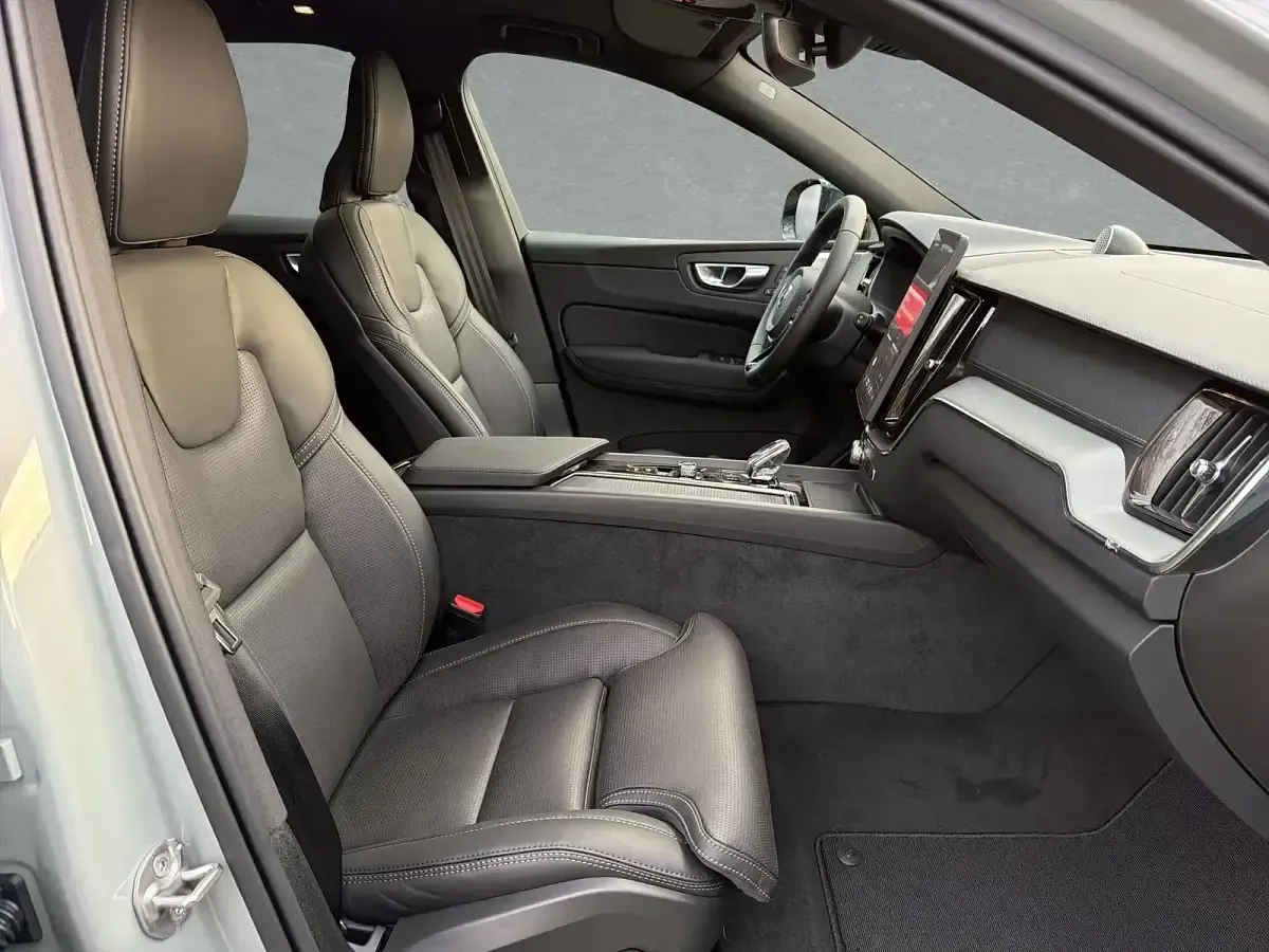 Second-hand Volvo XC60 Ultra 250 CP (183 kW) 2025 Gri SUV