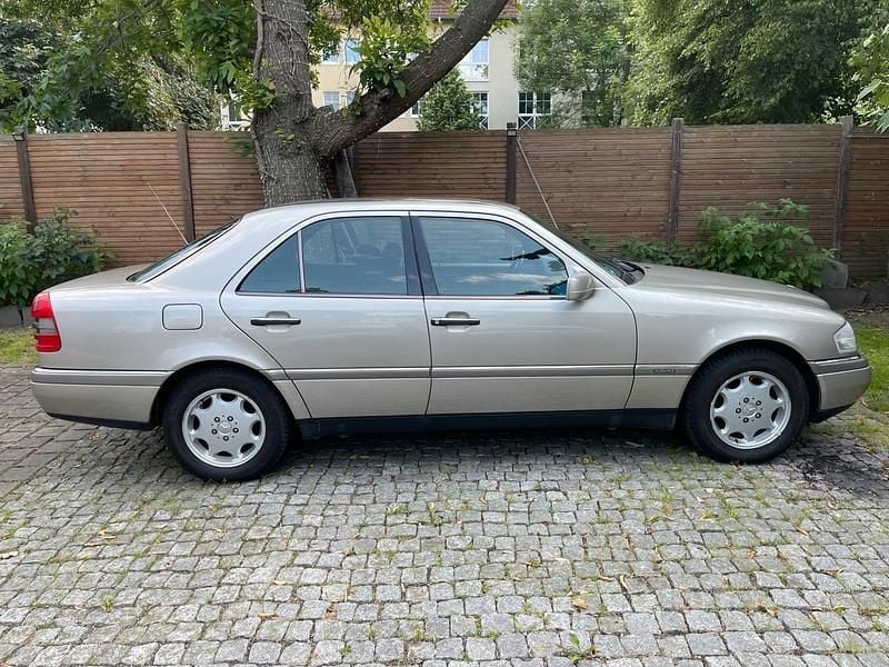 Grau Gebraucht 1994 Mercedes C220 Elegance Limousine | 4.998 € - Bild 1/4