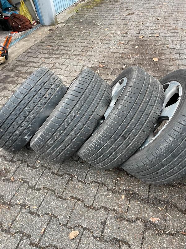 Gebraucht VW Touran 105 PS (77 kW) 2011 Schwarz Van / Kleinbus