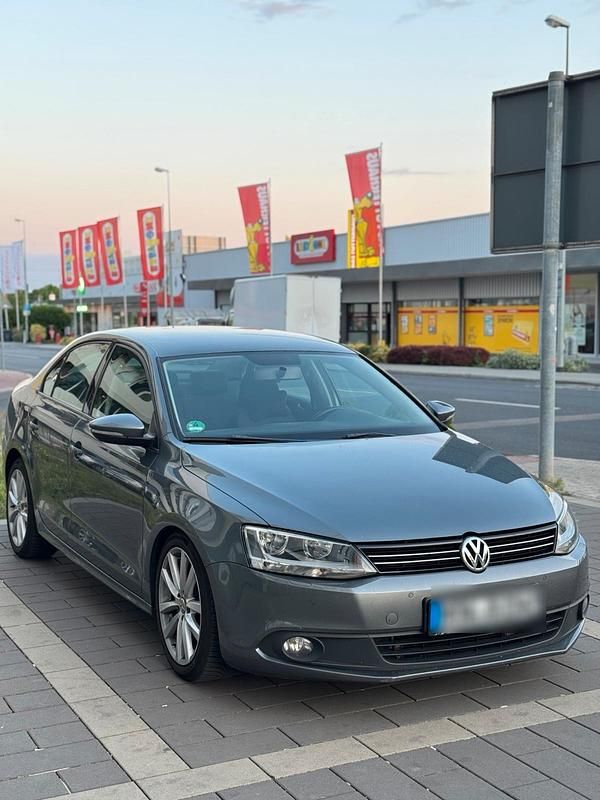 Violet Gebraucht 2011 VW Jetta Limousine | 5.300 € (Fairer Preis) - Bild 1/4