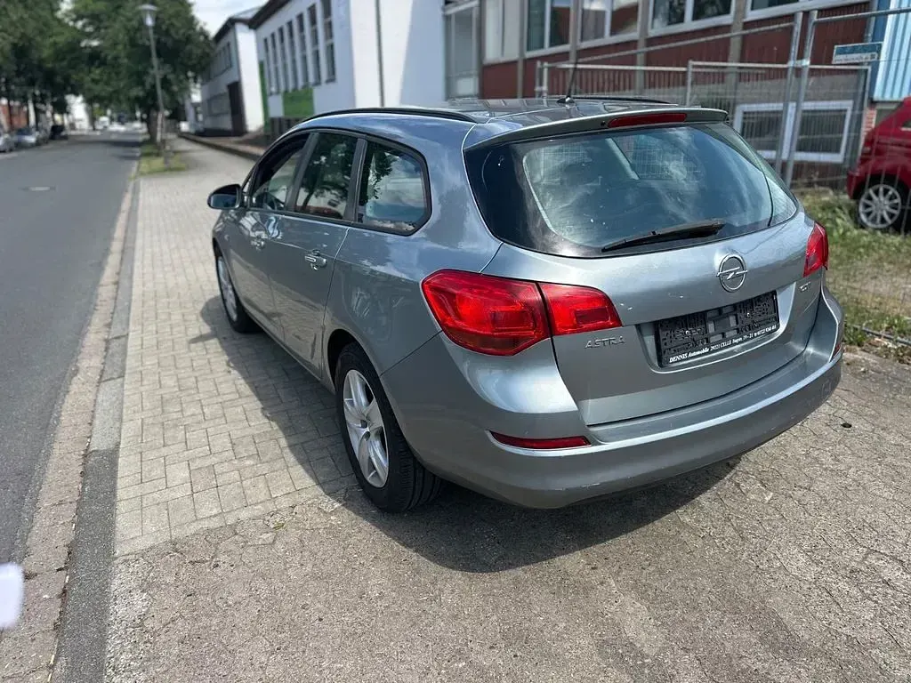 Gebraucht Opel Astra Edition 110 PS (80 kW) 2011 Silber Kombi