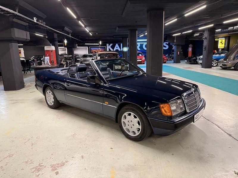 Gebraucht Mercedes E300 220 PS (161 kW) 1995 Blau Cabrio