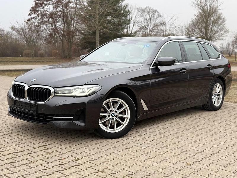 Grau Gebraucht 2020 BMW 520 Sport Line Kombi | 21.700 € (Fairer Preis) - Bild 1/4