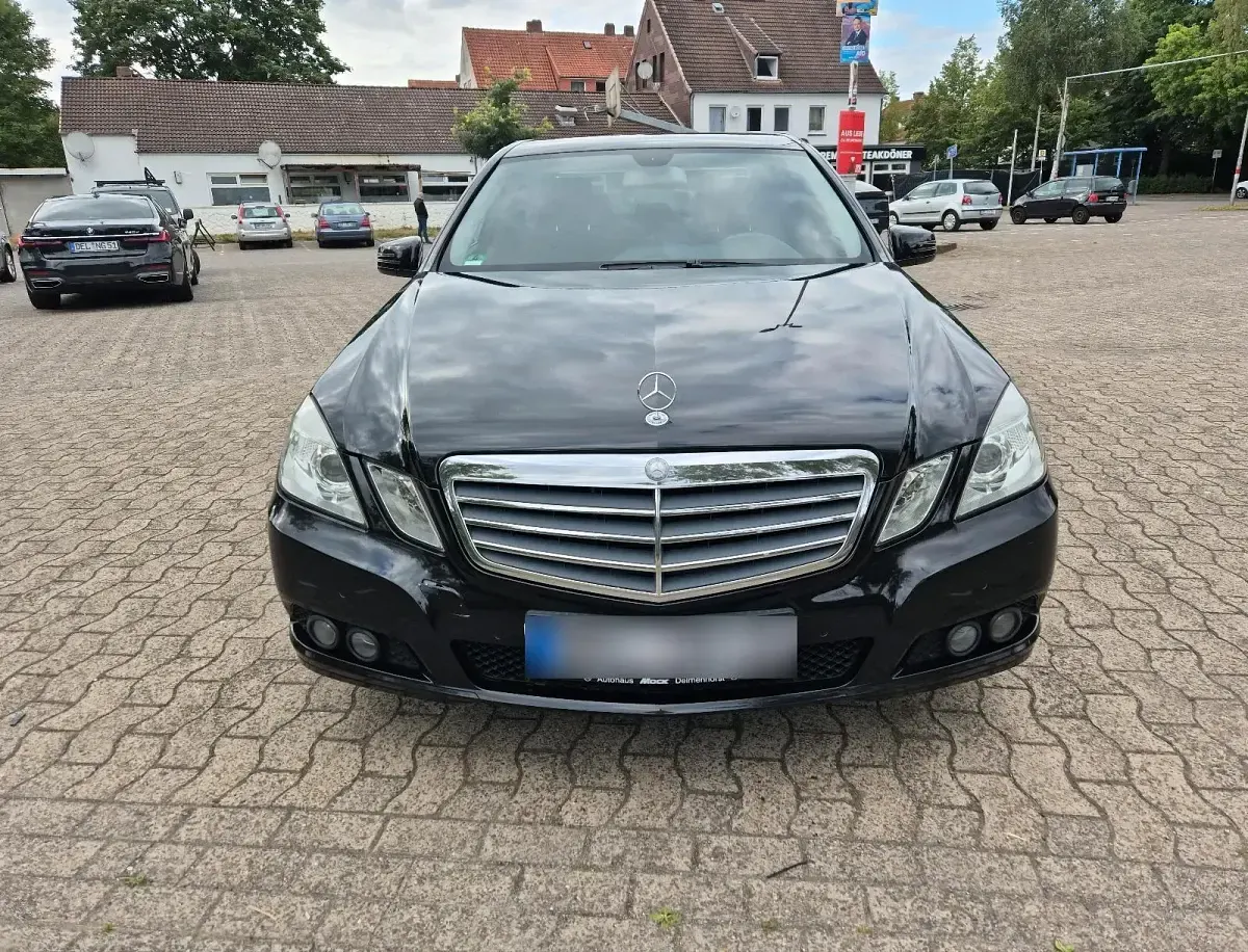 Gebraucht Mercedes E220 170 PS (125 kW) 2010 Schwarz Limousine
