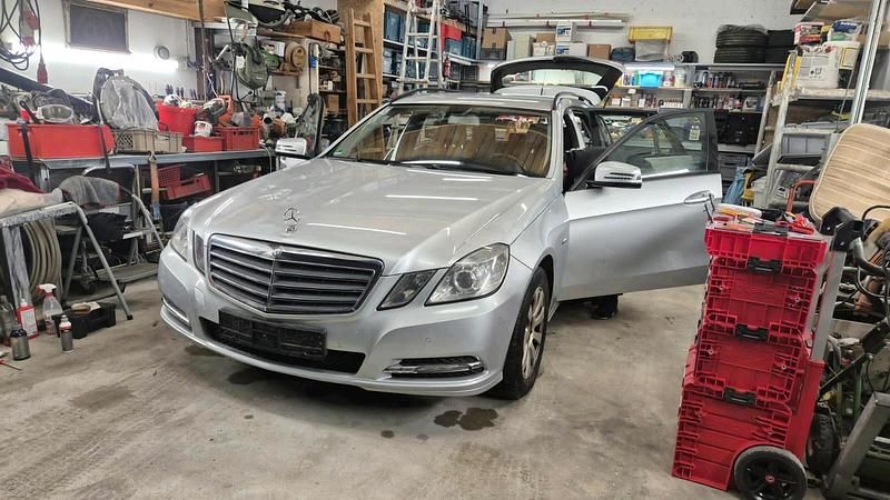 Grau Gebraucht 2012 Mercedes 220 Kombi | 4.350 € - Bild 1/4