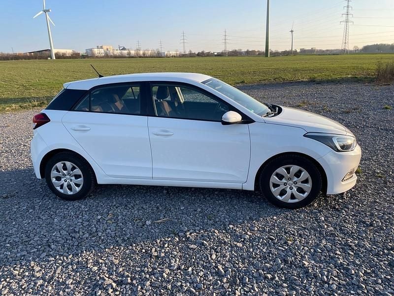 Gebraucht Hyundai i20 Trend 90 PS (66 kW) 2015 Weiß Kleinwagen