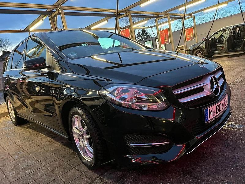 Schwarz Gebraucht 2018 Mercedes B180 Van / Kleinbus | 11.900 € (Fairer Preis) - Bild 1/4