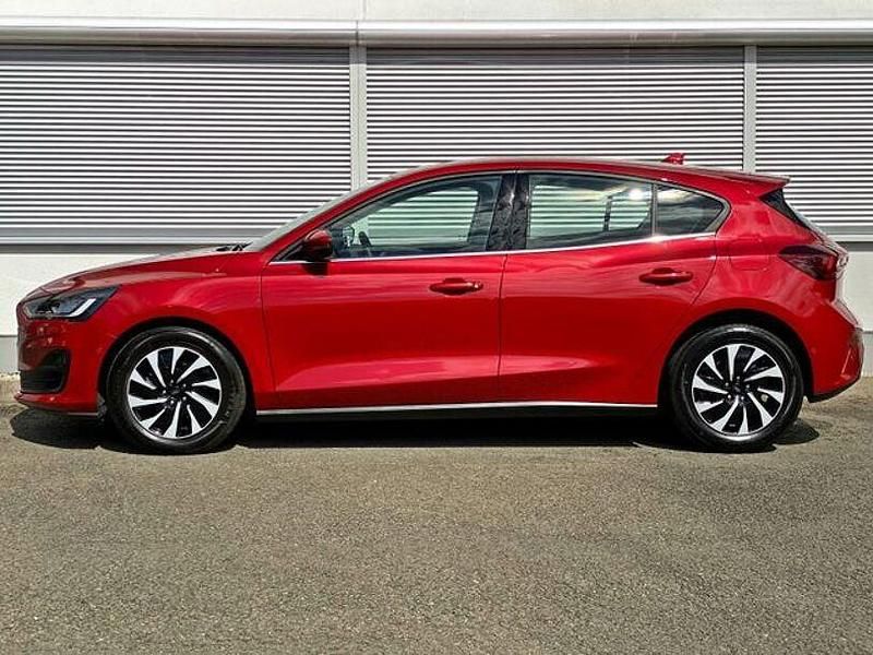 Gebraucht Ford Focus Titanium 125 PS (91 kW) 2024 Fantasticrot metallic (metallic) Limousine