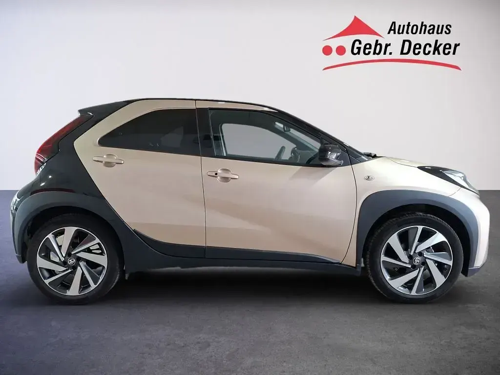 Gebraucht Toyota Aygo X X-plore 72 PS (52 kW) 2024 Ginger beige / night sky black SUV