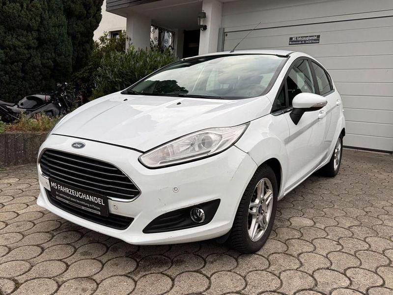 Weiß Gebraucht 2015 Ford Fiesta Titanium Kleinwagen | 4.450 € (Fairer Preis) - Bild 1/4