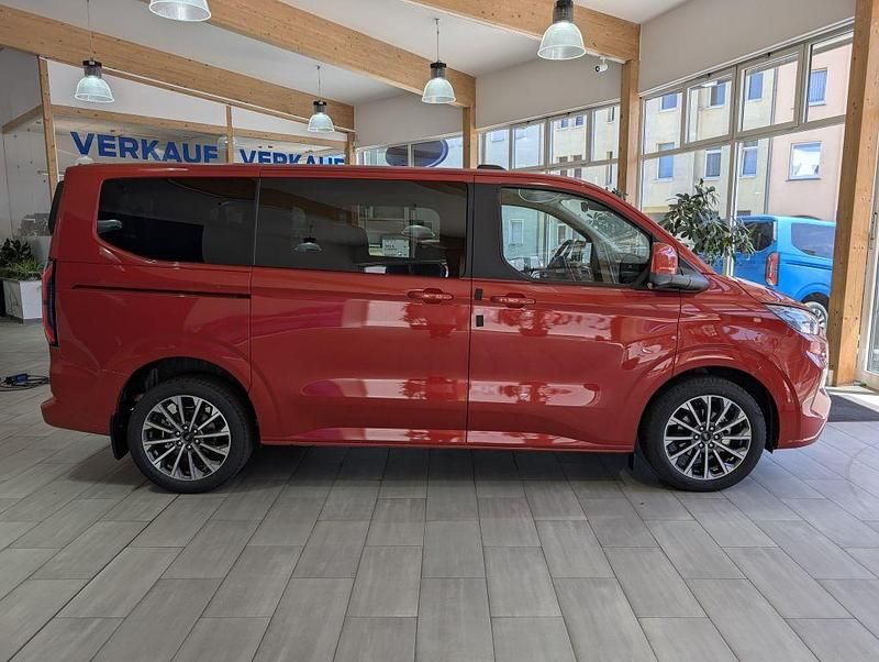 Neu Ford Tourneo Titanium 150 PS (110 kW) 2025 Rot Van / Kleinbus