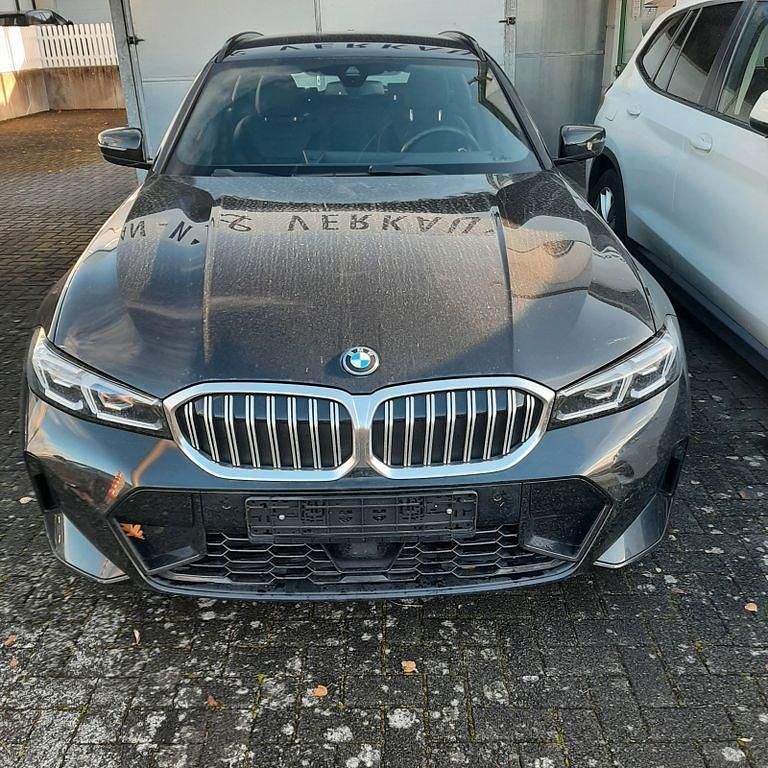 Schwarz Gebraucht 2024 BMW 330e M Sport Kombi | 39.999 € (Superpreis) - Bild 1/4