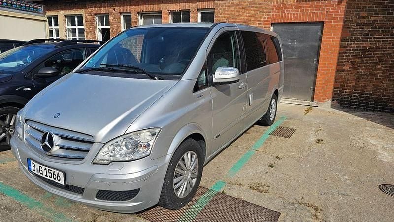 Silber Gebraucht 2011 Mercedes Viano Van / Kleinbus | 12.800 € - Bild 1/4