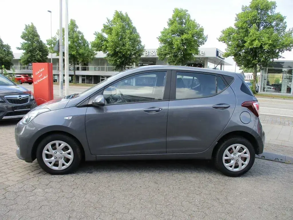 Gebraucht Hyundai i10 67 PS (49 kW) 2017 Grau (metallic) Kleinwagen
