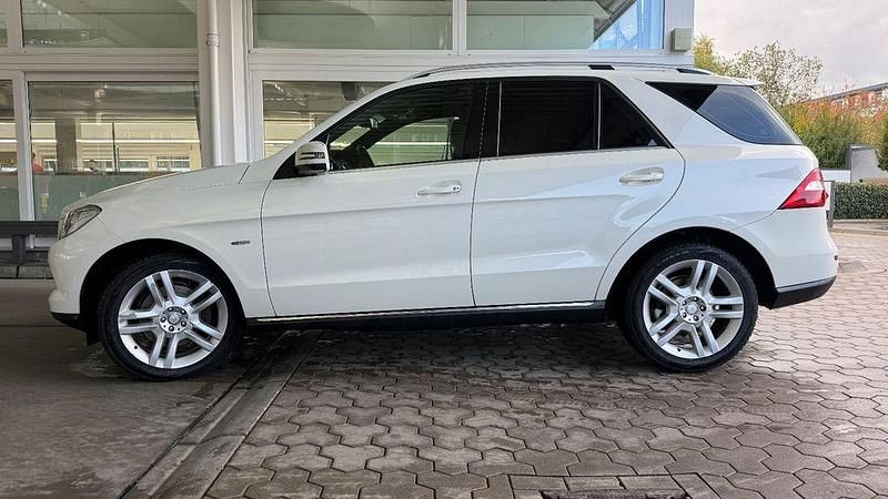Weiß Gebraucht 2012 Mercedes ML350 SUV | 19.250 € (Fairer Preis) - Bild 1/4