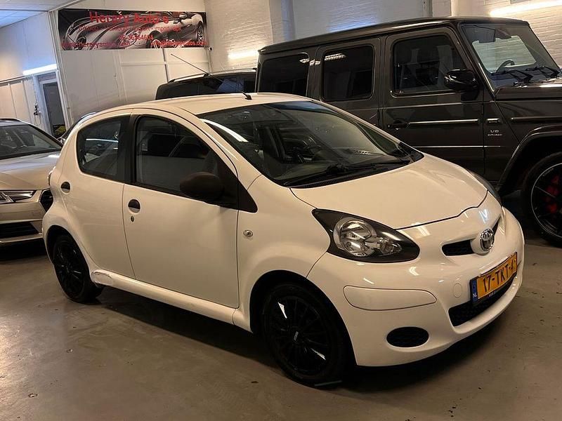 Gebraucht Toyota Aygo 68 PS (50 kW) 2012 Weiß Kleinwagen