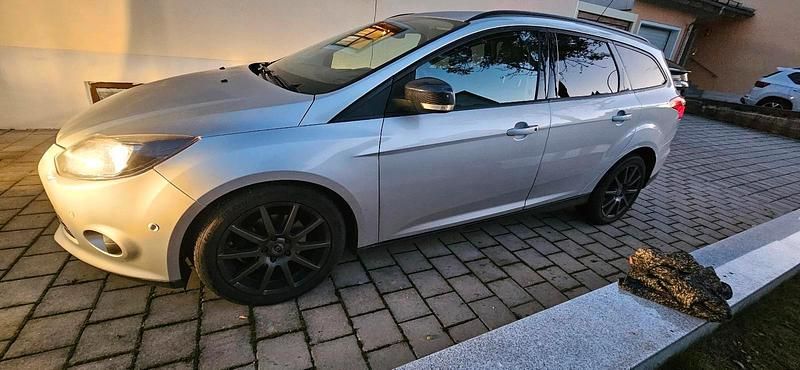 Silber Gebraucht 2014 Ford Focus Kombi | 4.949 € (Fairer Preis) - Bild 1/4