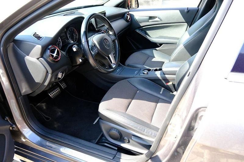 Grau Gebraucht 2013 Mercedes A180 Ambition Limousine | 13.450 € (Etwas zu teuer) - Bild 1/4